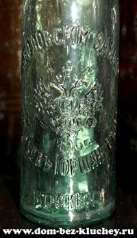 Этикетки тогда тоже ещё не печатали, поэтому винная и пивоваренная продукция на Судогодском заводе Голубевых получала рельефные клейма